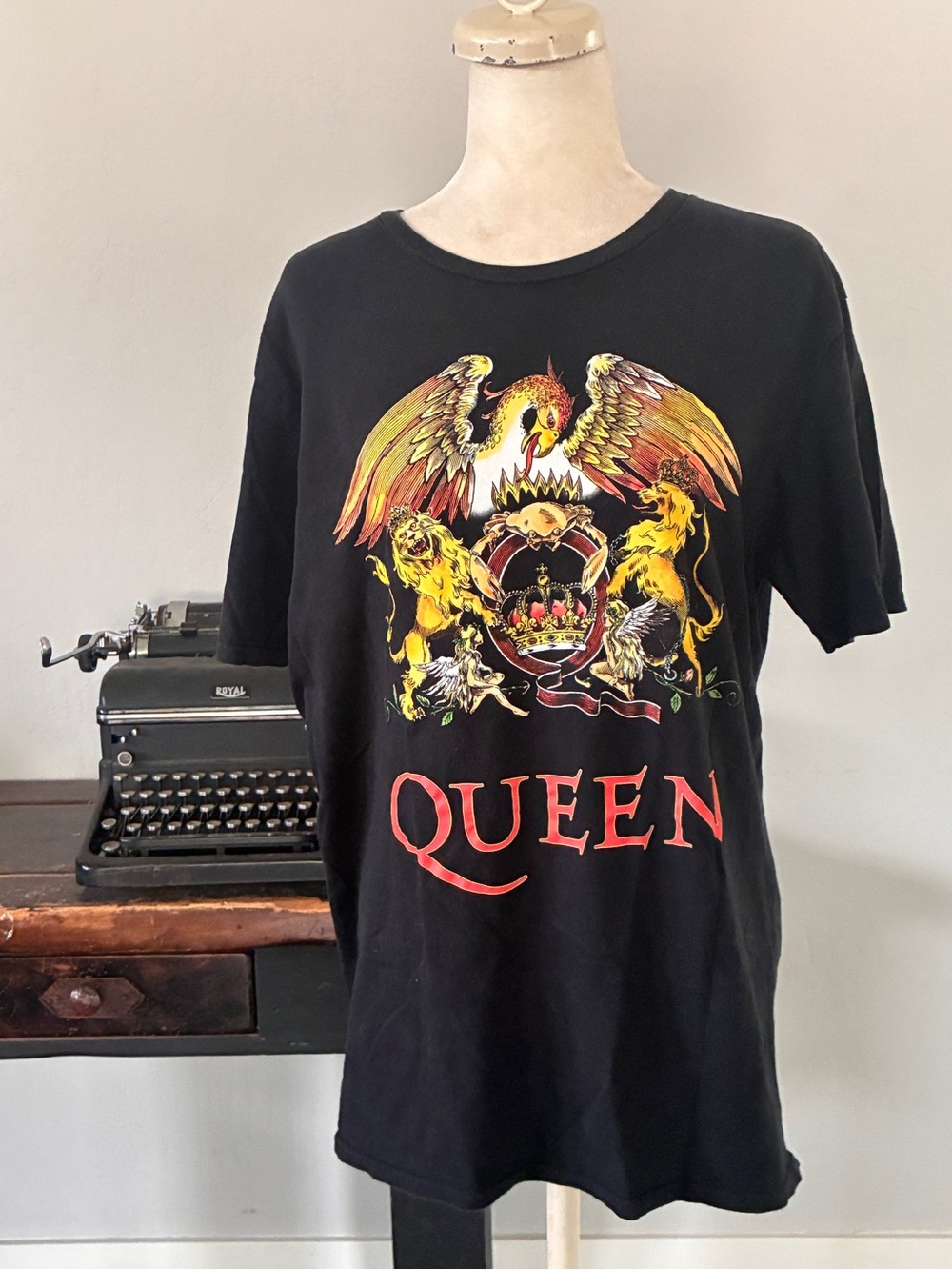 Queen Band Graphic Royal Crest Logo Tee in Washed Black - Size Large